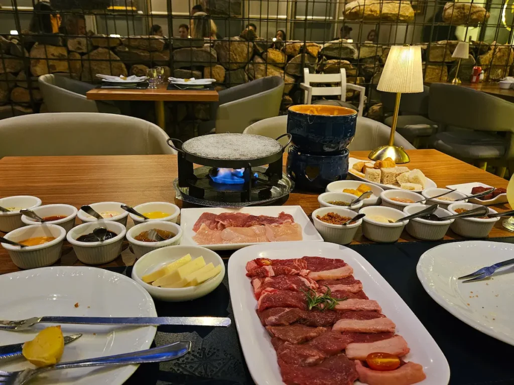 Fondue durante uma viagem gastronômica por Gramado e Canela