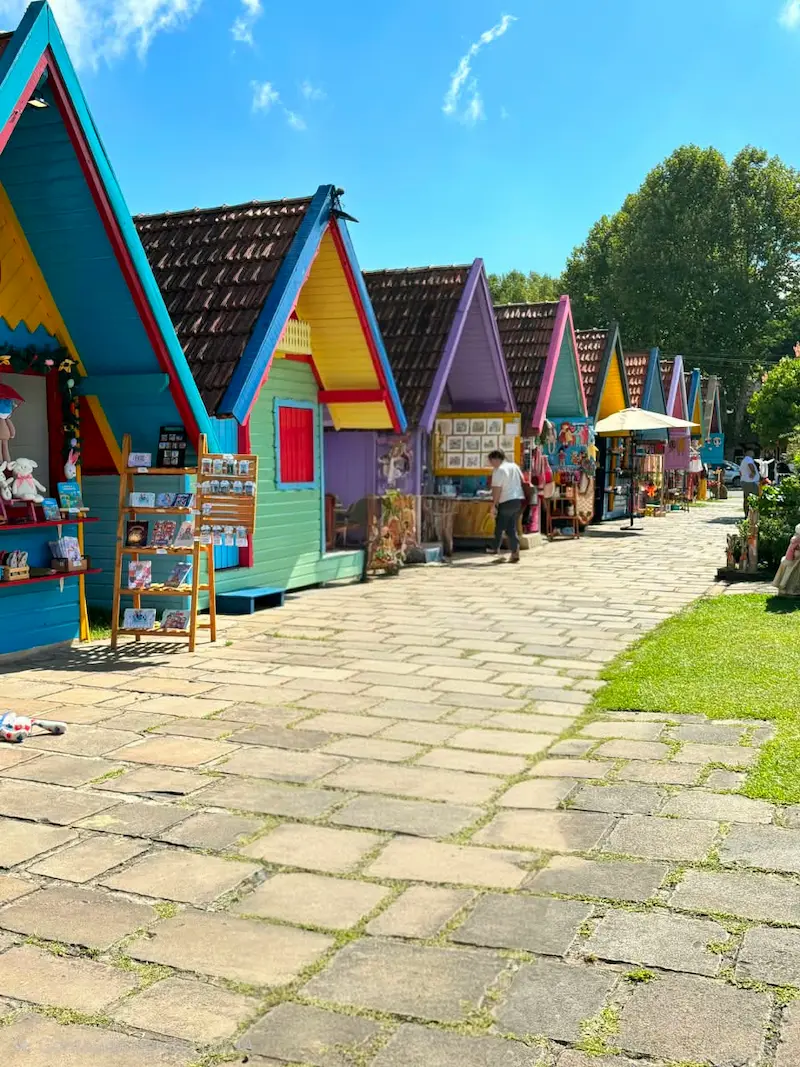Casinhas coloridas da Associação Canelense de Artesãos
