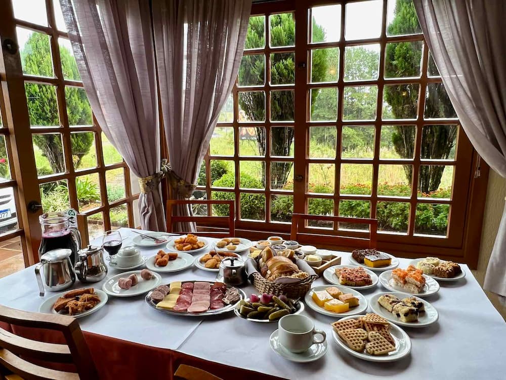 Mesa farta do Gramado Café Colonial em Canela