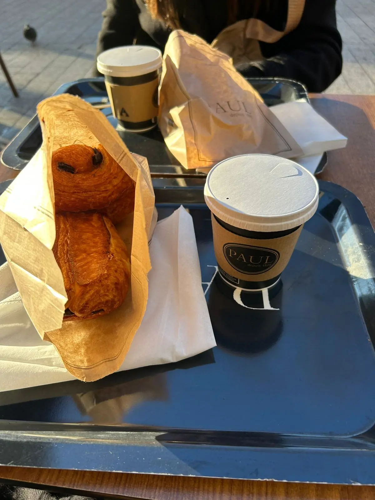 Café parisiense durante uma viagem a Paris