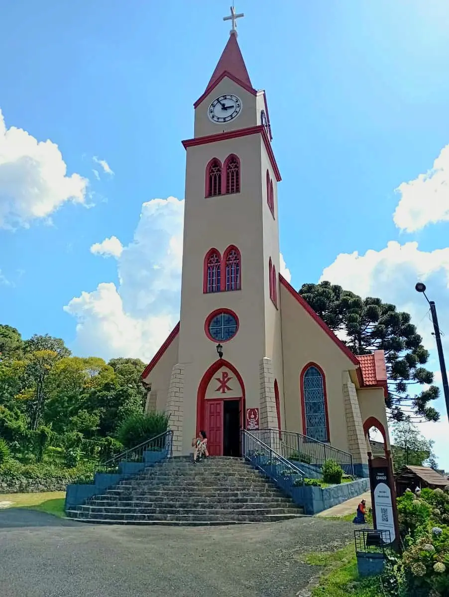 Igreja do Relógio cercada por jardins em Gramado