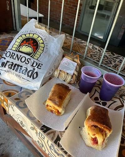 Pão com linguiça e cucas da Casa do Colono em Gramado