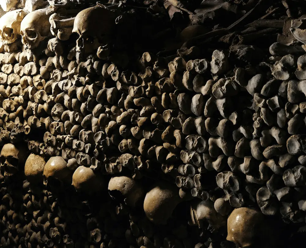 Galeria subterrânea das Catacumbas de Paris