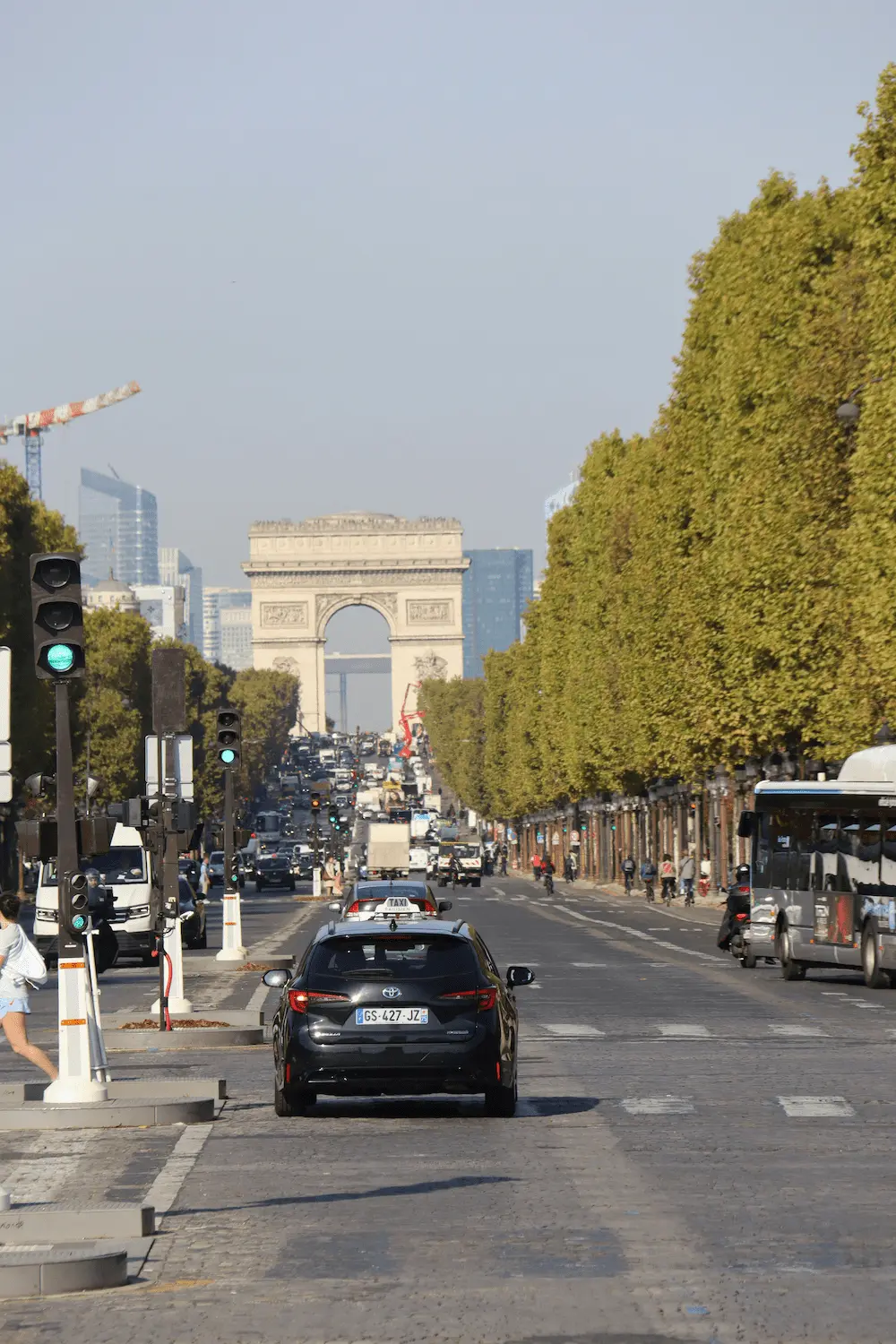 Avenue des Champs-Élysées em direção ao Arco do Triunfo
