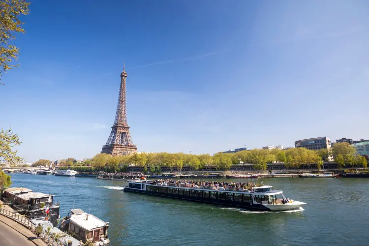 Passeio de barco pelo Rio Sena com monumentos de Paris ao fundo