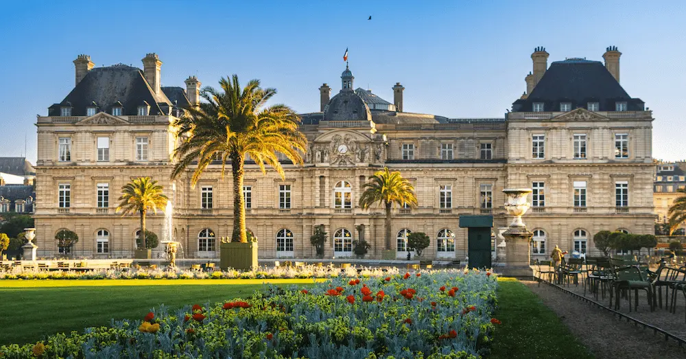 Jardim de Luxemburgo com fonte e cadeiras em Paris