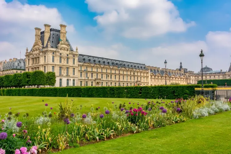 Jardim das Tulherias entre o Louvre e a Place de la Concorde