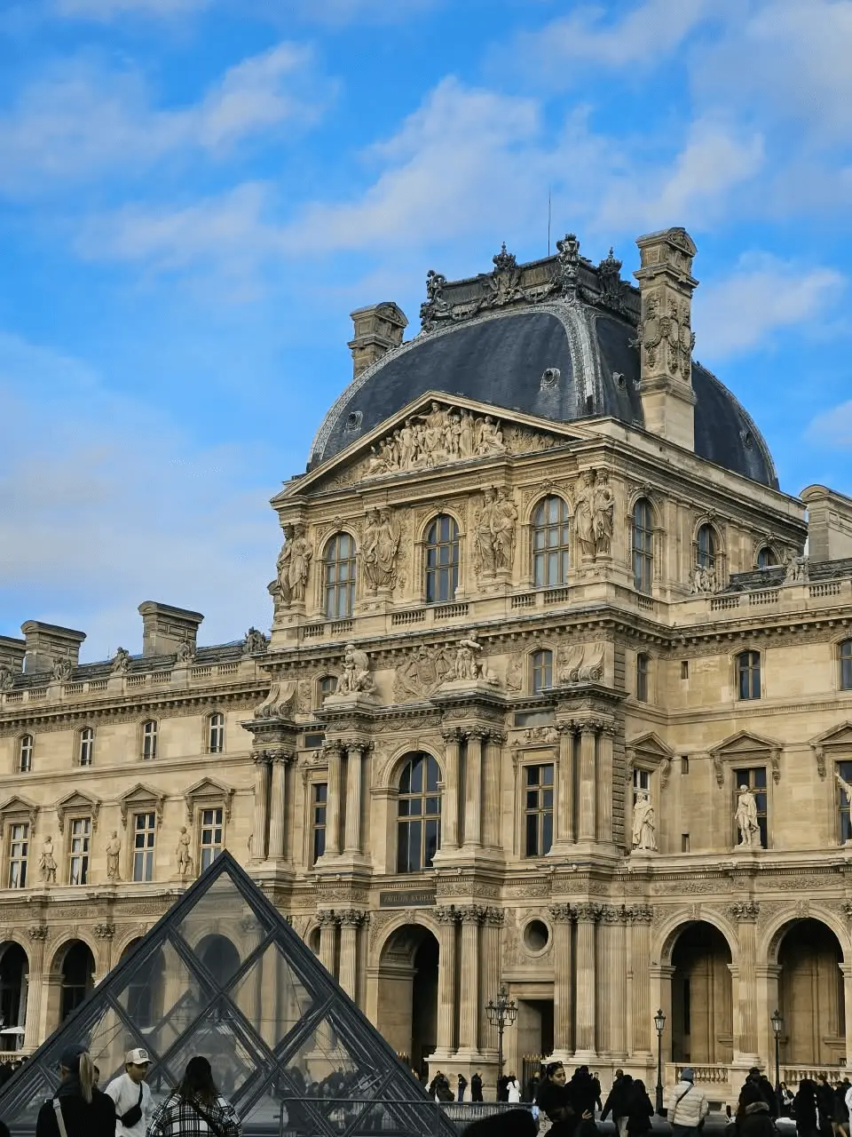 Museu do Louvre, atração para quem procura o que fazer em Paris