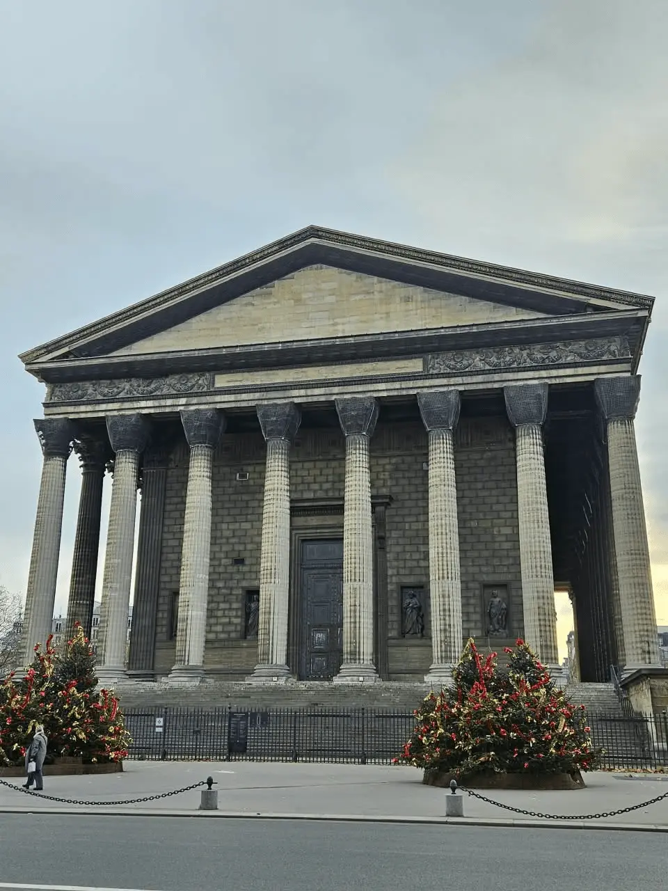 Fachada com colunas da Igreja da Madeleine em Paris