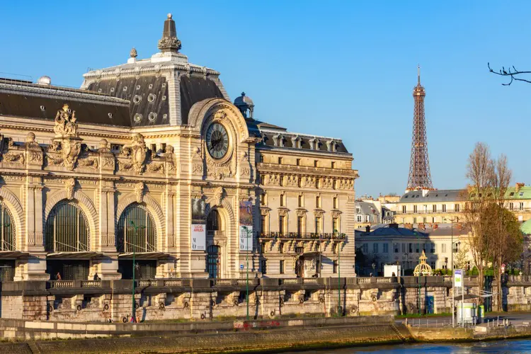Relógio e galeria interna do Museu d’Orsay em Paris