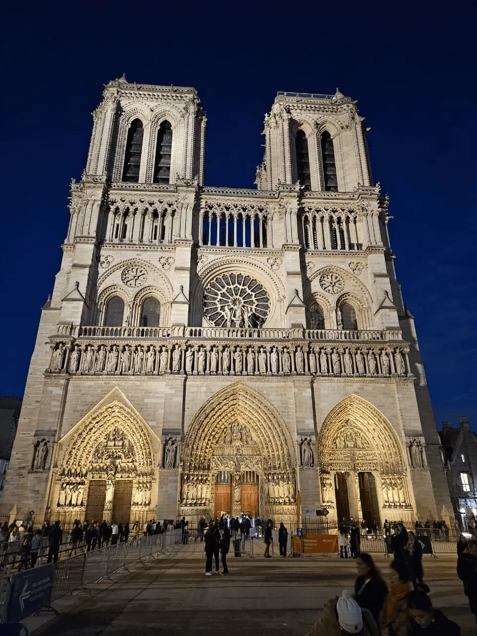 Catedral de Notre-Dame, visita clássica entre o que fazer em Paris