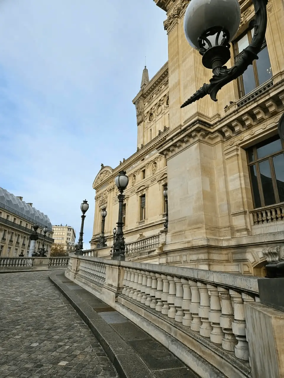 Grande escadaria dourada do Palais Garnier em Paris