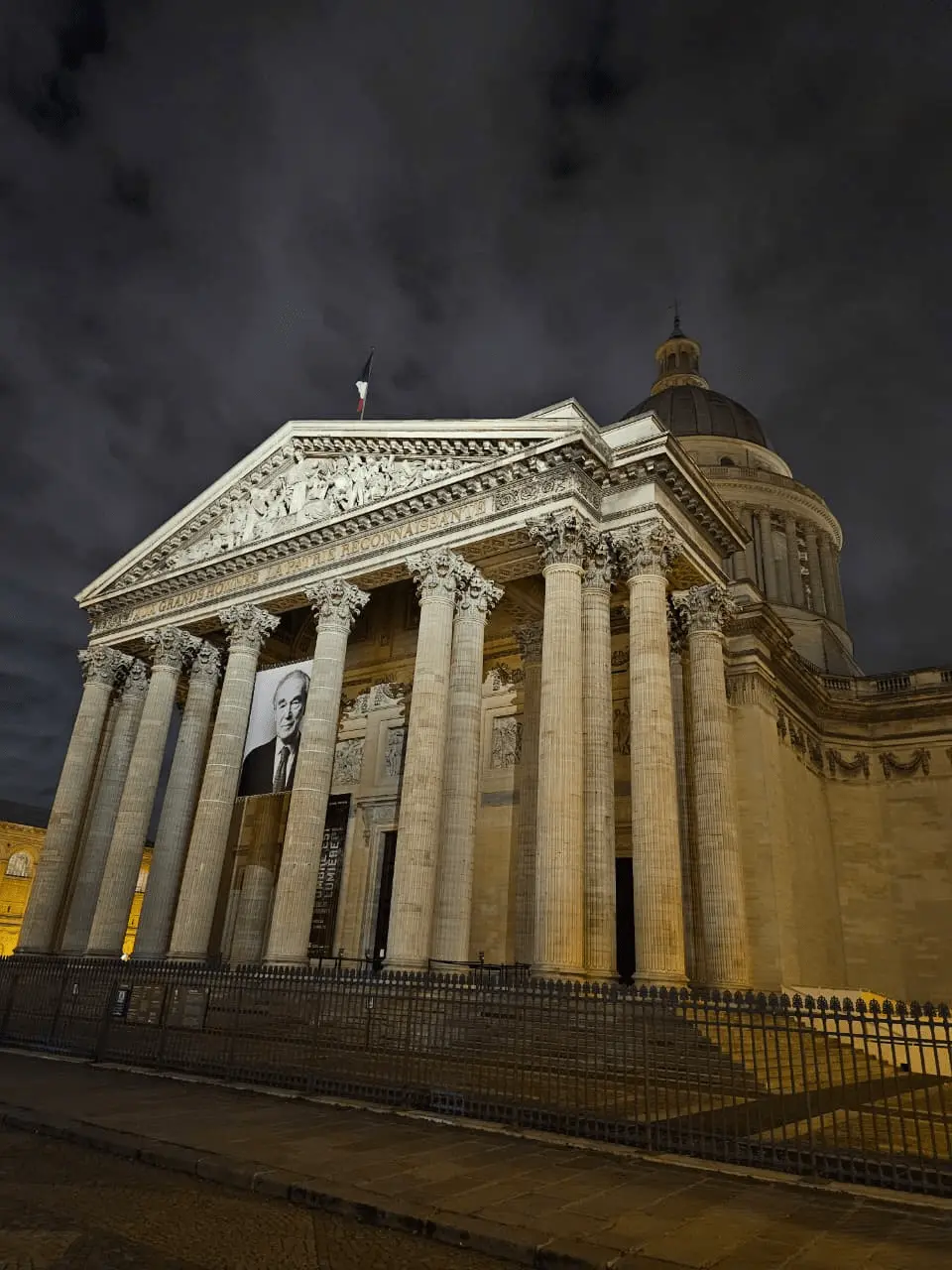 Fachada e colunas do Panthéon de Paris no Quartier Latin