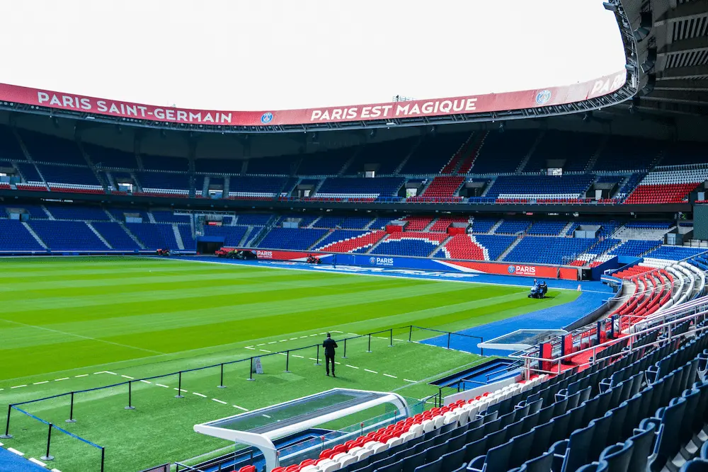 Arquibancadas e campo do Parc des Princes em Paris