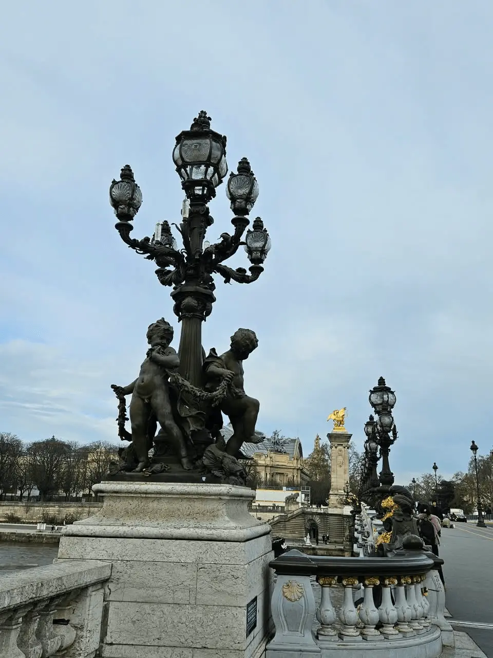 Pont Alexandre III com detalhes dourados em Paris