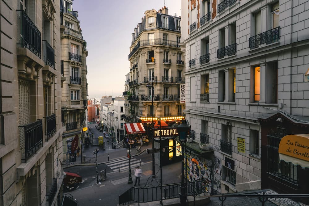 Rua próxima à hospedagem usada em uma viagem a Paris