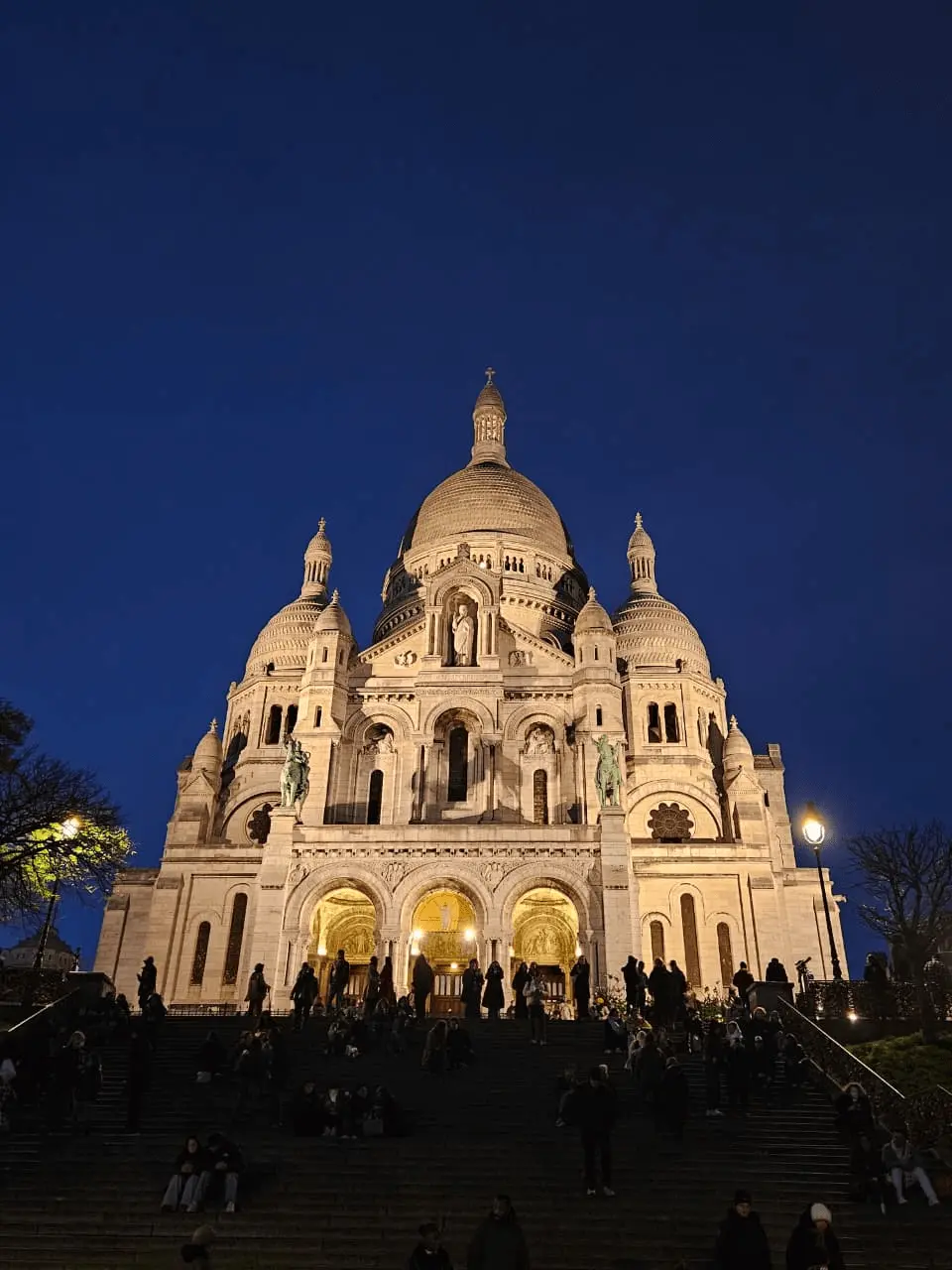 Basílica de Sacré-Cœur no alto de Montmartre em Paris