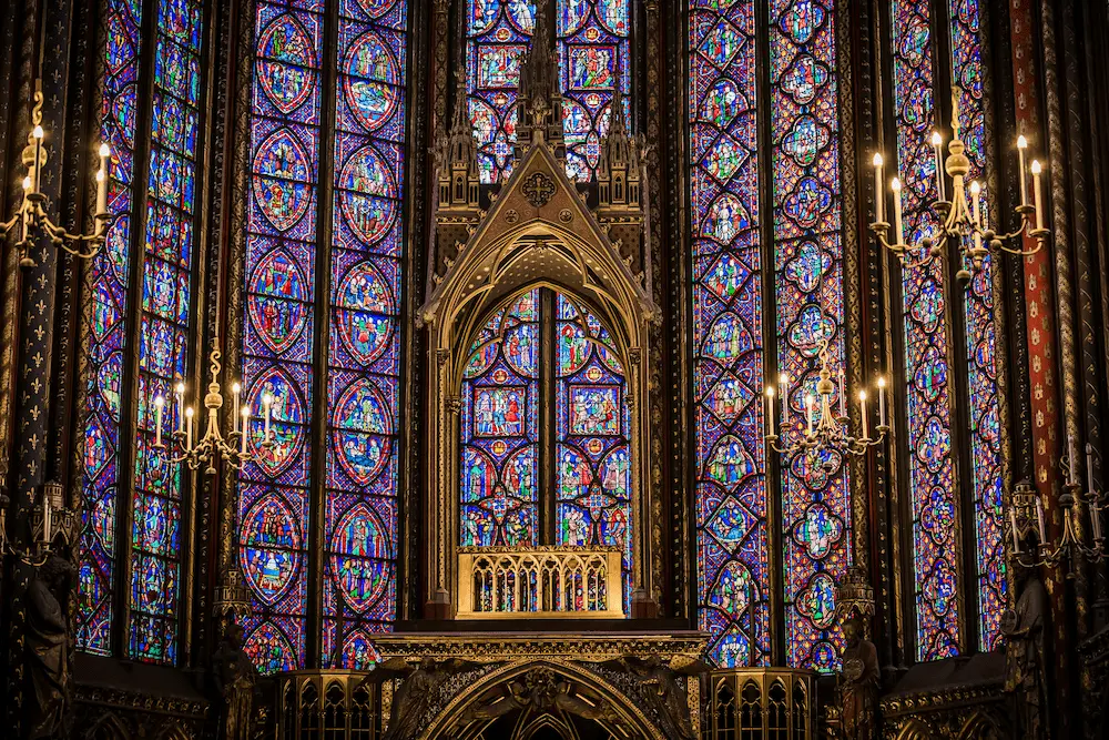 Vitrais coloridos no interior da Sainte-Chapelle em Paris