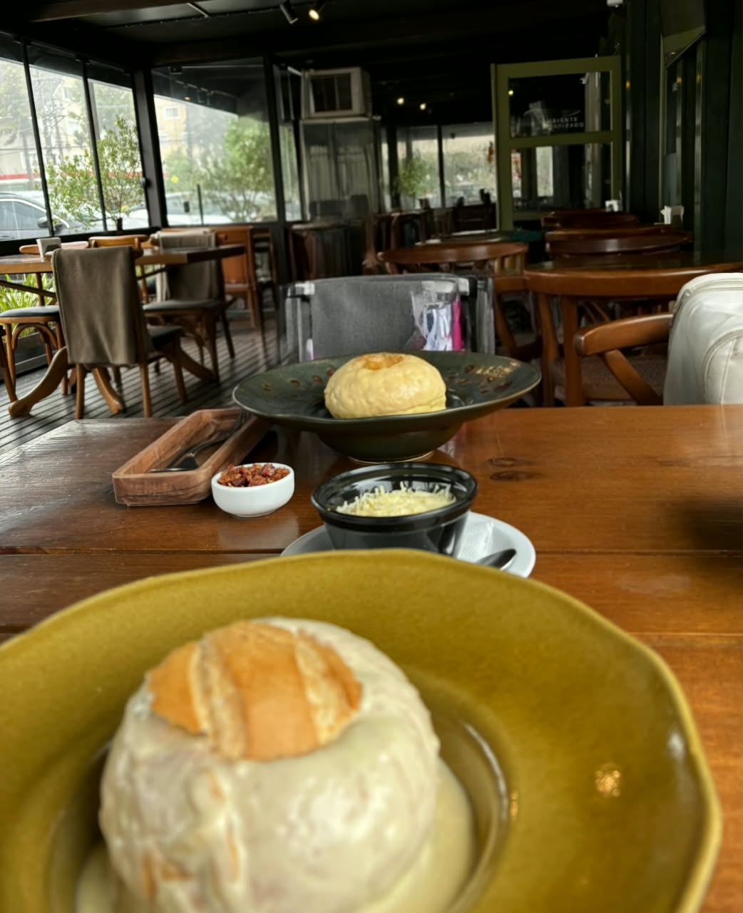 Sopa cremosa servida no pão no Porto D'Oro em Gramado