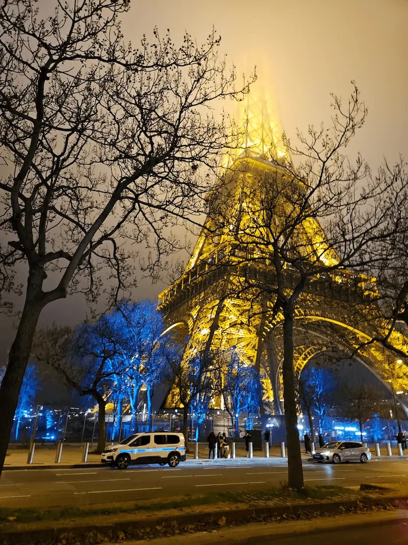 Guia completo de Paris com vista da Torre Eiffel à noite